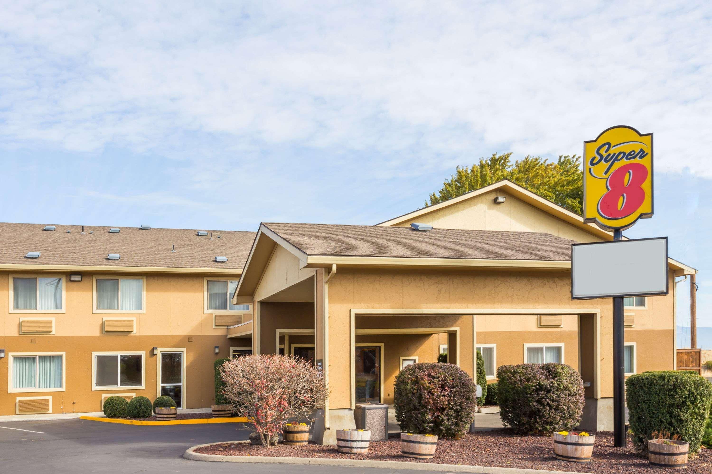 Super 8 by Wyndham LaGrande Hotel La Grande Bagian luar foto
