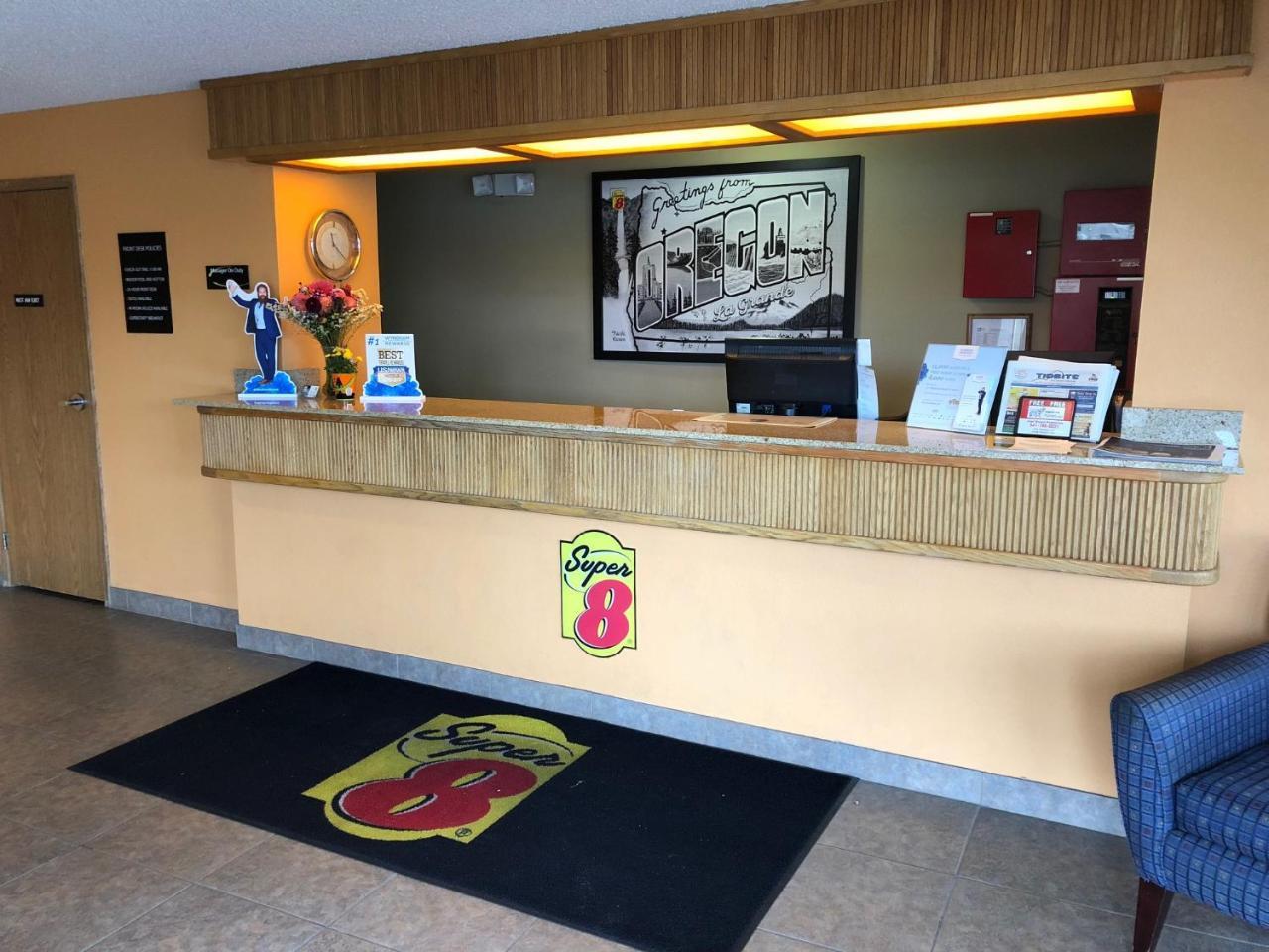 Super 8 by Wyndham LaGrande Hotel La Grande Bagian luar foto